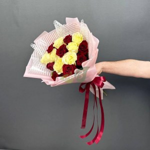 buket-25-belykh-i-rozovykh-roz-(60sm)-1